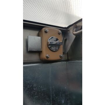 Sluiting binnenuit te openen en sluiten koekoek kelder voor bijvoorbeeld nooduitgang  Sluiting binnenuit te openen en sluiten koekoek kelder voor bijvoorbeeld nooduitgang